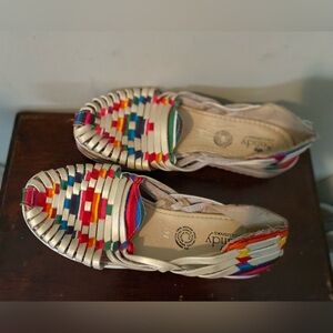 Please see pictures for measurements. Sandy Exclusivas slip on shoes.